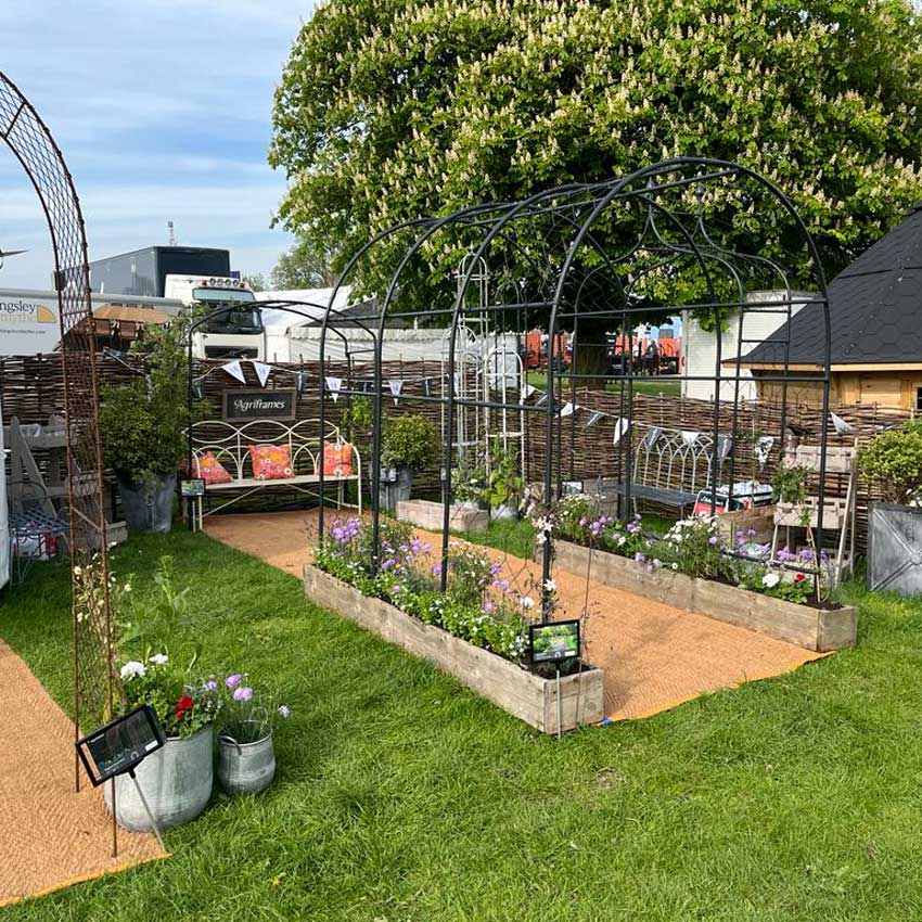 Badminton Show Round Pergola