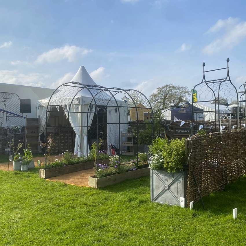 Badminton Show Stand with Round Pergola