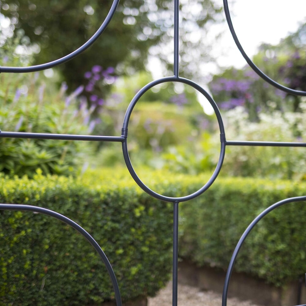 Closeup of the centre detail on the agriframes georgian round top screen 