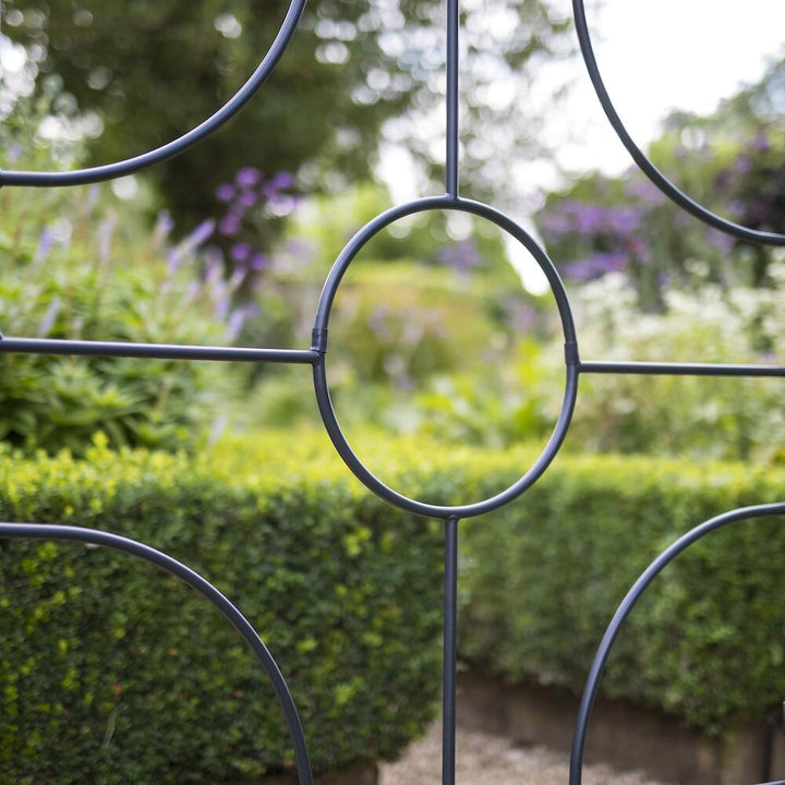 Closeup of the centre detail on the agriframes georgian round top screen 