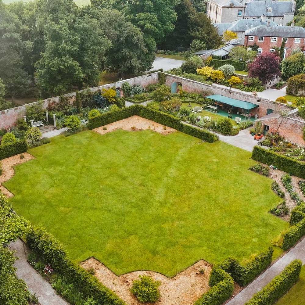 jenny-williams-large-luxury-garden-based-in-wales