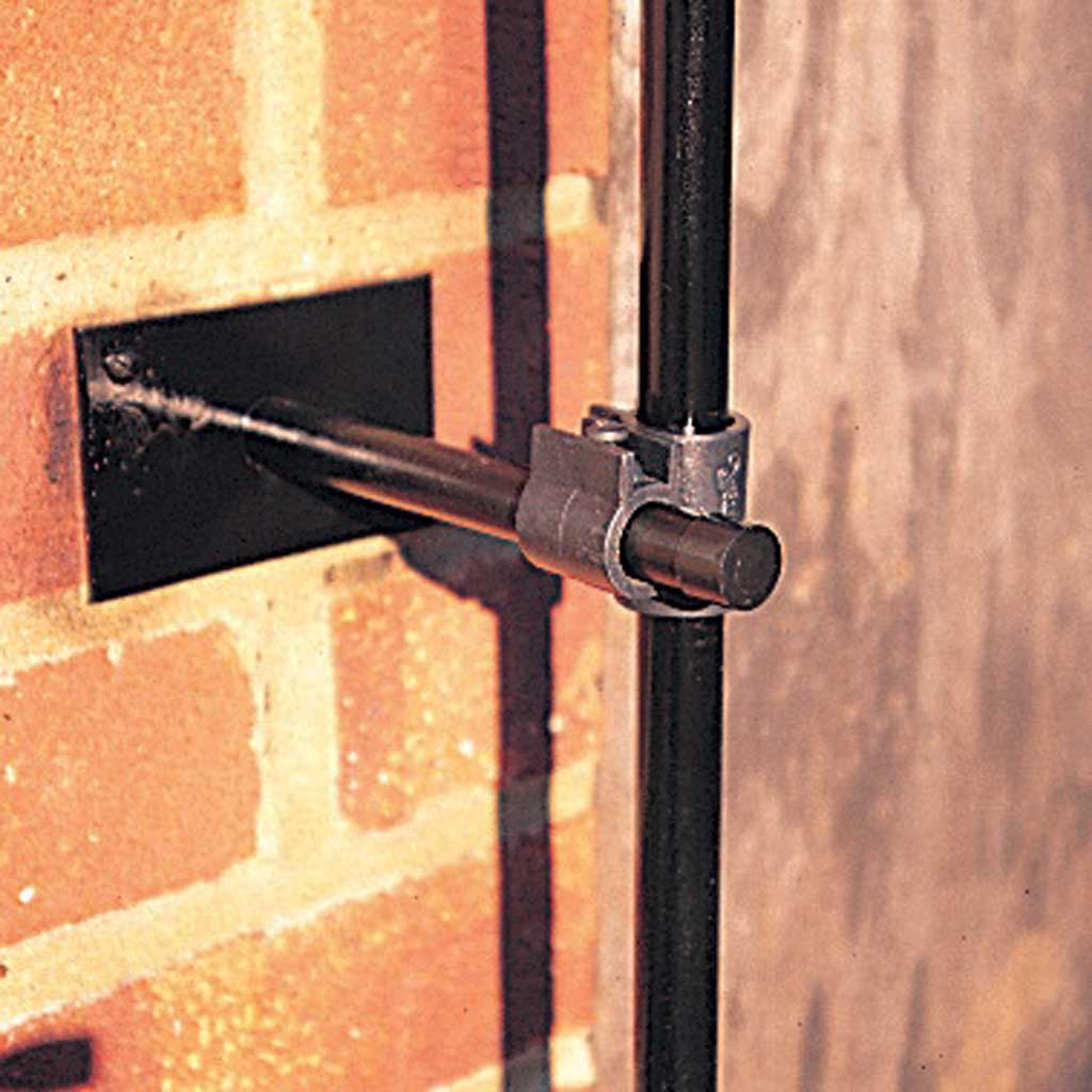 wall_fixing_plate agriframes-in use